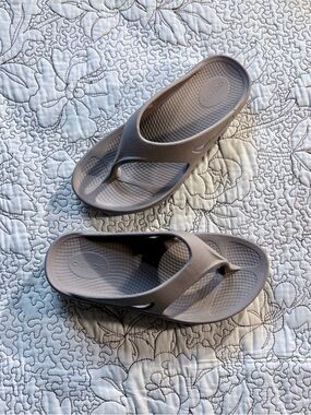 OOFOS OOriginal Recovery Sandals Slate Gray Thong Comfort Arch Support W8 M6💛